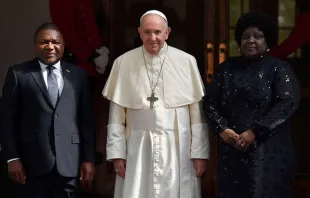 Papa Francisco junto com a família presidencial de Moçambique.
