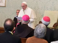 Papa Francisco com os relatores e organizadores reunidos pelos 40 anos de Puebla. Crédito: Vatican Media