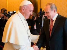 Papa Francisco e Vladimir Putin. Crédito: Vatican Media