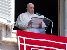 Papa Francisco reza do Palácio Apostólico.