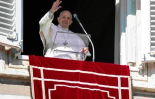 Papa Francisco durante a oração do Regina Coeli.