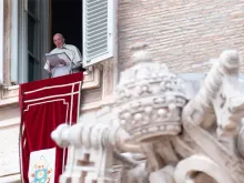 O papa preside a oração do Regina Coeli.