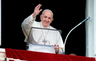 Papa Francisco reza a oração do Regina Coeli do Vaticano.