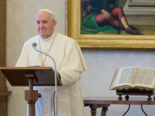Papa Francisco durante a oração do Regina Coeli.
