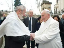 Papa Francisco saúda o rabino chefe de Roma, Riccardo Di Segni.