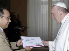 Papa Francisco recebe o relatório Vida, Família e Liberdades 2019 das mãos de Rodrigo Iván Cortés. Crédito: Cortesia Rodrigo Iván Cortés.