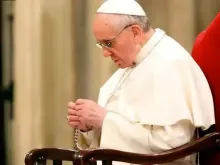 Papa Francisco reza o terço