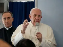 Papa Francisco durante a coletiva de imprensa no avião.
