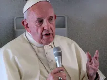 Papa Francisco durante a coletiva de imprensa no voo de regresso a Roma. Crédito: Edward Pentin (ACI)