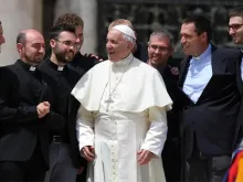 Papa Francisco com sacerdotes em uma imagem de arquivo.