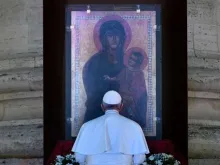 O Papa Francisco reza diante do ícone da Salus Populi Romani.