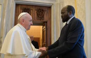 Papa Francisco com o presidente do Sudão do Sul no Vaticano.