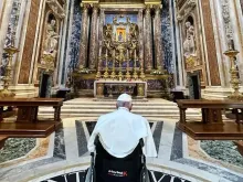 O papa Francisco reza na Basílica de Santa Maria Maior