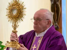 Papa durante a adoração eucarística.