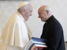 Papa Francisco com o presidente da Pontifícia Academia para a Vida, dom Viceno Paglia