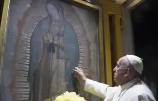 O Papa Francisco toca a imagem original de Nossa Senhora de Guadalupe durante sua visita ao México em 2016