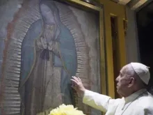 Papa Francisco toca a imagem original da Virgem de Guadalupe durante sua visita ao México em 2016.