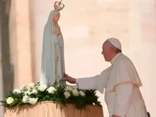 Papa Francisco diante de uma imagem de Nossa Senhora de Fátima.
