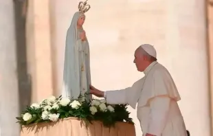 Papa Francisco diante de uma imagem de Nossa Senhora de Fátima.