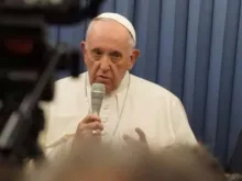 Papa Francisco responde a perguntas dos repórteres no avião.