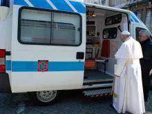 O Papa Francisco abençoa uma ambulância para ajudar os mais pobres de Roma. Crédito: Vatican Media