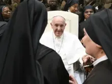 Papa Francisco com um grupo de freiras no Vaticano