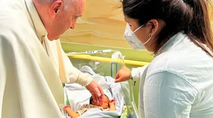 Papa-Francisco-bautiza-bebe_Vatican-Media_310323.jpg ?? 