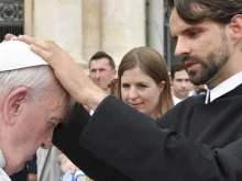 Papa Francisco recebe a bênção de Pe. Johannes Feierabend durante a Audiência Geral em 28 de agosto. Crédito: Vatican Media