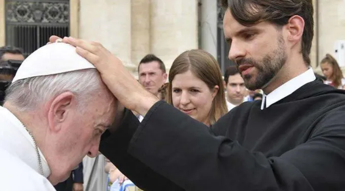 Papa-Francisco-bendicion-sacerdote-Johannes-Feierabend-Vatican-Media-310819.jpg ?? 