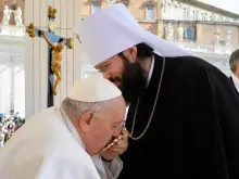 O papa Francisco cumprimenta o metropolita russo Antonij em 3 de maio de 2023