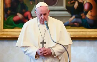 Papa Francisco reza durante a Audiência Geral.