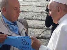 Papa Francisco recebe o lenço azul de ‘Salvemos as 2 vidas’ em 21 de novembro.