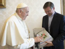 Papa Francisco recebe o kit de peregrino de dom Américo Aguiar