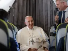 Papa Francisco na coletiva de imprensa ao voltar de Lisboa a Roma, em 6 de agosto. Daniel Ibáñez (ACI Prensa) 