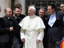 O papa Francisco conversa com os padres em uma imagem de arquivo