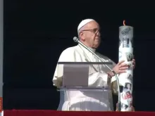 Papa Francisco acende vela pela Síria depois da oração do Ângelus.