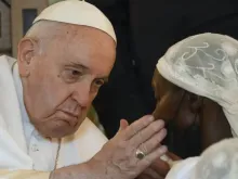 O papa abençoa vítima da guerra na República Democrática do Congo