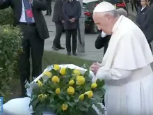 Papa Francisco reza diante do monumento às vítimas do gueto de Vilnius, na Lituânia.