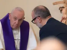 Fiel se confessa com o papa Francisco durante a cerimônia 