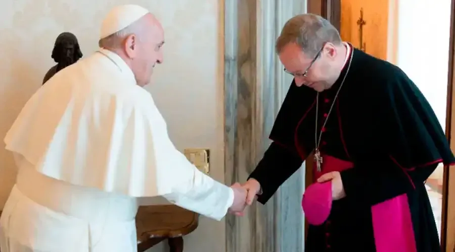 Bispo alemão se diz decepcionado com o papa por não mudar doutrina sexual católica