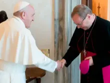 O Papa Francisco saúda o arcebispo Georg Bätzing no Vaticano em 24 de junho de 2021