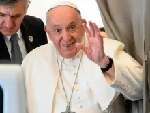O papa Francisco durante a entrevista coletiva no voo de volta a Roma