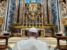 O papa Francisco reza diante da imagem da Virgem Salus Populi Romani.