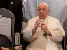 O papa Francisco durante a coletiva de imprensa no voo de volta da Hungria