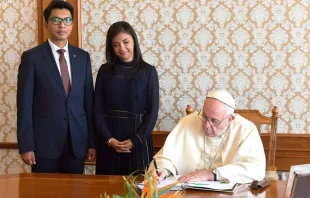 Papa assina o livro de honra do Palácio Presidencial.