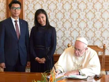 Papa assina o livro de honra do Palácio Presidencial.