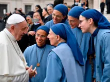 Papa conversa com um grupo de religiosas.