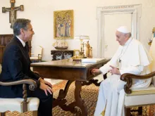 Papa conversa com Secretario de Estado Anthony Blinken.