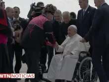 Papa Francisco saúda líder indígena no aeroporto internacional de Quebec