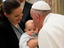 Papa Francisco beijando um bebê 